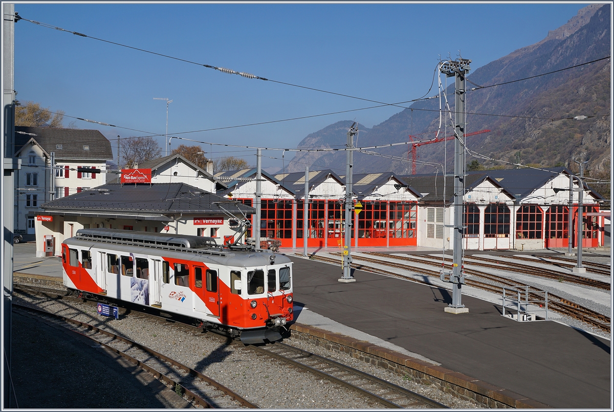 Nochmals der TMR MC BDeh 4/4 N° 8 aus einem etwas erhöhten Blickwinkel mit sich auf die Dépôt Anlage von Vernayaz MC.
18. Nov. 2018
