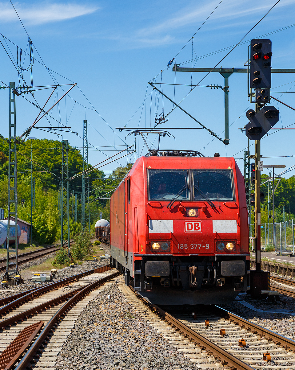 
Nochmals wird der Fotograf am Bahnsteig vom Lokführer mit Handzeichen gegrüßt....
Die 185 377-9 (91 80 6185 377-9 D-DB) der DB Cargo AG fährt am 05.05.2018 mit einem gemischtem Güterzug durch Betzdorf(Sieg) in Richtung Siegen. 

Nochmals einen lieben Gruß an den netten Lokführer zurück. Bewußt bezeichne ich ihn nicht als Tf, den es sind Lokführer. 
