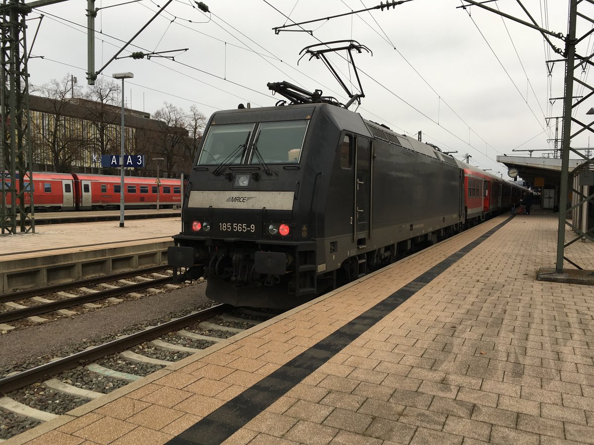 Normalerweise fahren auf der Strecke Singen - Stuttgart am Re DoSto´s mit Loks der Br 146, in der Zeit des übergangsvertrags bis 11.12.16 werden aber N - Wagen Garnituren eingesetzt.

Eine extrem seltene konstellation traf ich daher am 26.11.16 im Bahnhof Singen (Htw)

185 565 der MRCE mit einer N-Wagen Garnitur kam als Re 19035 aus Stuttgart hbf in den Bahnhof Singen gefahren.

