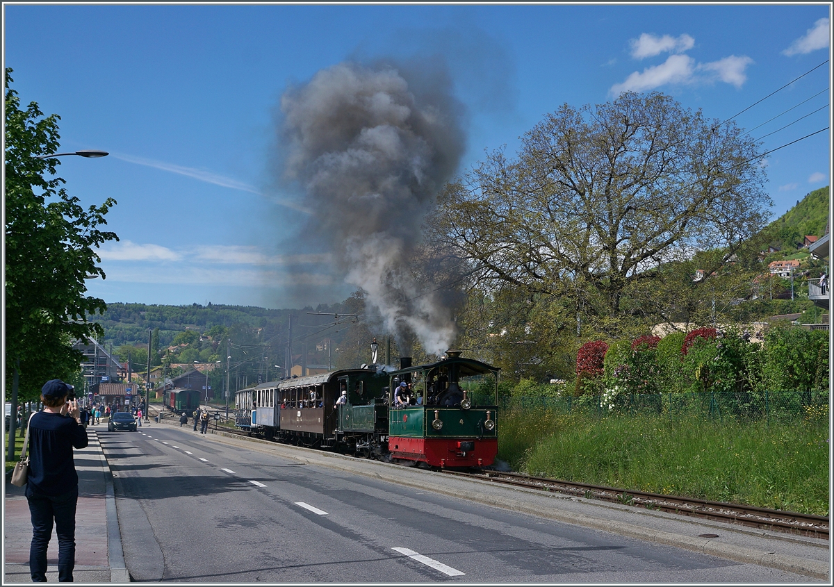 Nostalgie & Vapeur 2021 / Nostalgie & Dampf 2021 - so das Thema des diesjährigen Pfingstfestivals der Blonay Chamby Bahn, und von beidem gab es reichlich; kräftig dampfend verlässt das etwas eigenartige Gespann von Ge 2/2 N° 4  Rimini  und der G 3/3 N° 5 ex LEB mit ihrem Zug Blonay in Richtung Chamby. 

22. Mai 2021