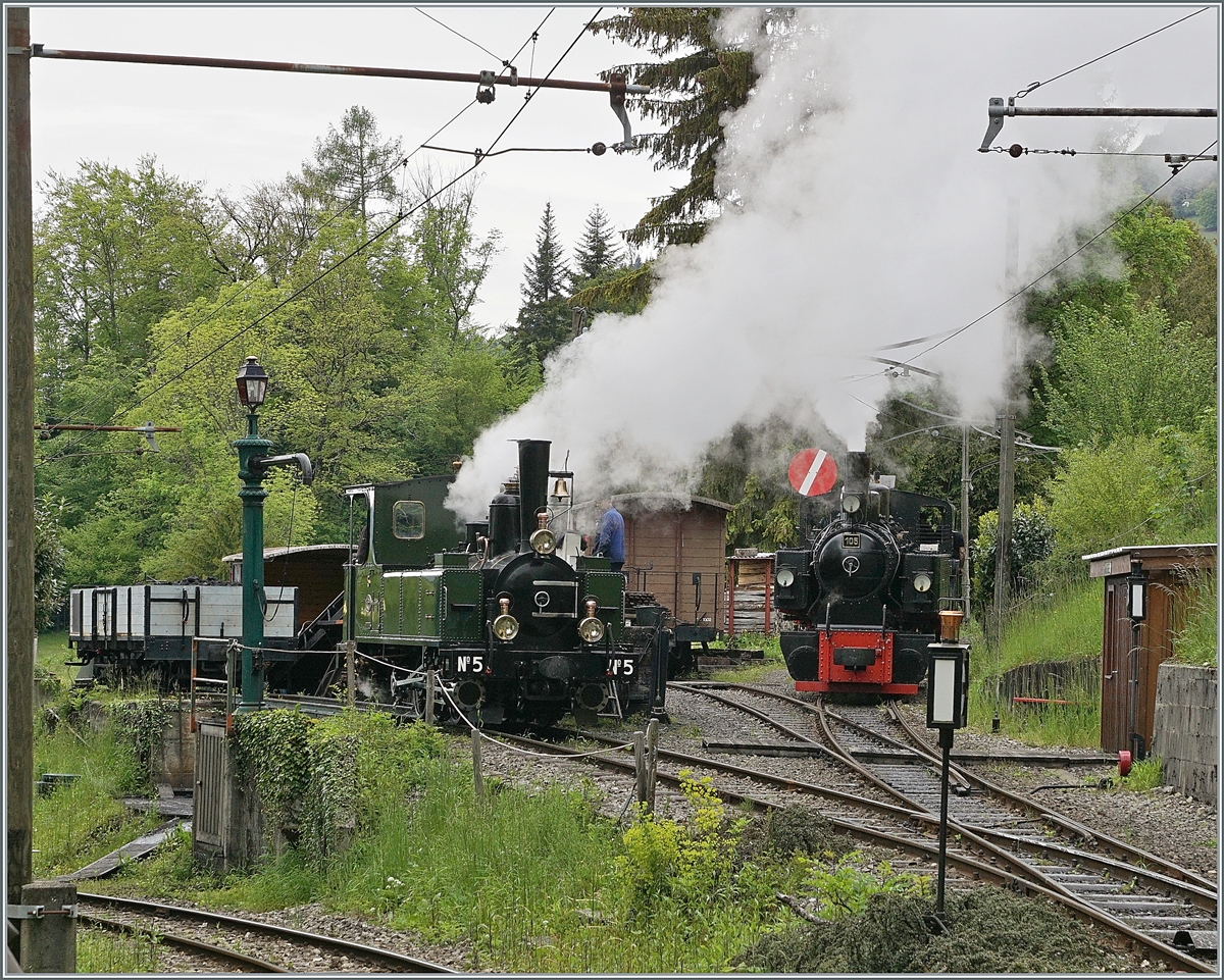 Nostalgie & Vapeur 2021  /  Nostalgie & Dampf 2021  - Die G 2x 2/2 105 rechts im Bild dampft in den Bahnhof von Chaulin zurück und G 3/3 N° 5 (ex LEB) wird nun mit Wasser und Kohle versorgt.

24. Mai 2021