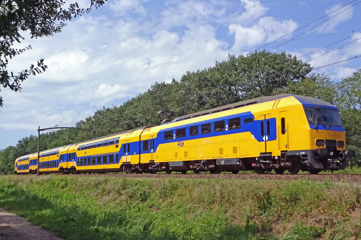 NS 7519 durcheilt Tilburg Oude warande am 30 Juli 2019. 