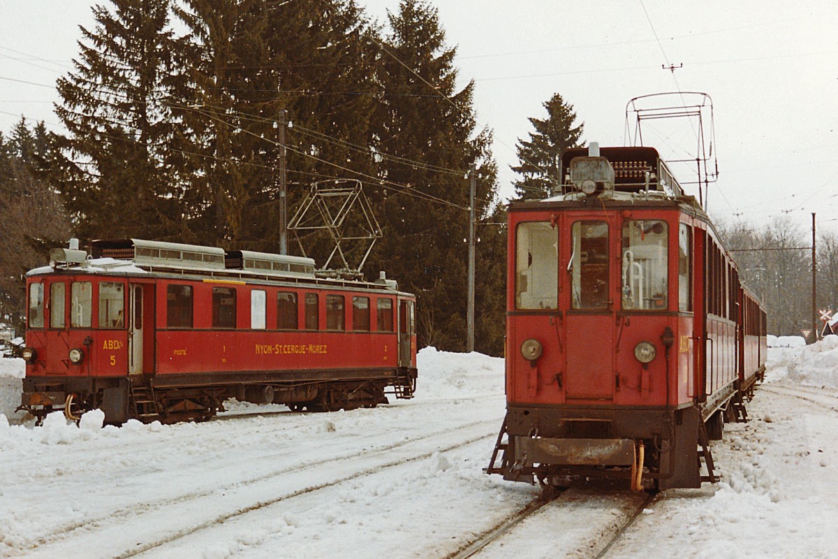 NStCM: ABDe 4/4 5 und Regionalzug mit ABDe 4/4 11 in St-Cergue im Dezember 1984. Diese Triebwagen standen ab 1916 bis 1985 im Einsatz zwischen Nyon und La Cure.
Foto: Walter Ruetsch 