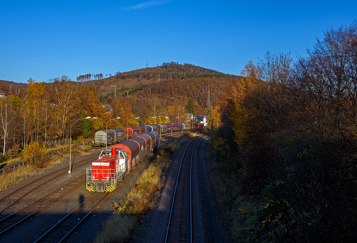 Nun (am 09.11.2021) steht die KSW 47 (92 80 1271 027-5 D-KSW), ex D 2 der HFM, eine Vossloh G 1000 BB der KSW (Kreisbahn Siegen-Wittgenstein), mit leeren Coilwagen in Herdorf auf dem KSW Rbf Herdorf (Betriebsstätte Freien Grunder Eisenbahn - NE 447 zur Abfahrt nach Kreuztal via Betzdorf bereit.

Die Lok wurde 2008 unter der Fabriknummer 5001673 bei Vossloh in Kiel gebaut, 2009 ging sie zur kundenspezifische Anpassung zum Service-Zentrum Moers und erst am 16.07.2010 erfolgte die Auslieferung an HFM Managementgesellschaft für Hafen und Markt mbH in Frankfurt (Main)  D 2  (92 80 1271 027-5 D-HFM). Am 31.10.2016 ging sie dann an die Kreisbahn Siegen-Wittgenstein (KSW).