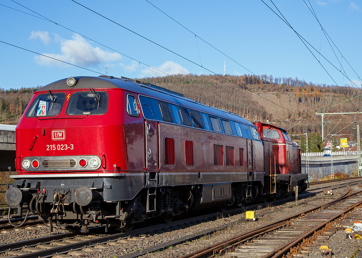 Nun besseres Licht beim Nachschuss....
Die 212 325-5 (92 80 1212 325-5 D-EFW), ex DB V 100 2325, mit der 215 023-3 eigentlich 225 023-1 (92 80 1225 023-1 D-EFW) im Schlepp als Lz (Lokzug) am 22.11.2021 durch Niederschelden in Richtung Siegen. Beide Loks gehören der EfW-Verkehrsgesellschaft mbH. 

Die V 100.20 (212 325-5) wurde 1966 MaK in Kiel unter der Fabriknummer 1000372 gebaut und als V 100 2325 an die Deutsche Bundesbahn geliefert. Zum 01.01.1968 Umzeichnung in DB 212 325-5. Z-Stellung und Ausmusterung bei der DB im Jahr 2001. Im Jahr 2002 über ALS - ALSTOM Lokomotiven Service GmbH in Stendal an die EBM Cargo GmbH & Co. KG dann 2005 an TSD - Transport-Schienen-Dienst GmbH, teilweise als Mietlok. Seit 2010 ist sie nun auch bei der EfW-Verkehrsgesellschaft mbH.

Die V 163 (225 023-1) wurde 1970 bei Krupp in Essen unter der Fabriknummer 5044 gebaut an die DB geliefert. Im Jahr 2001 erfolgte der Umbau und Umzeichnung in DB 225 023-1. Seit 2013 ist sie bei der EFW. Sie ist für Steilstrecken zugelassen und besitzt zusätzlich die belgische Zugsicherung.