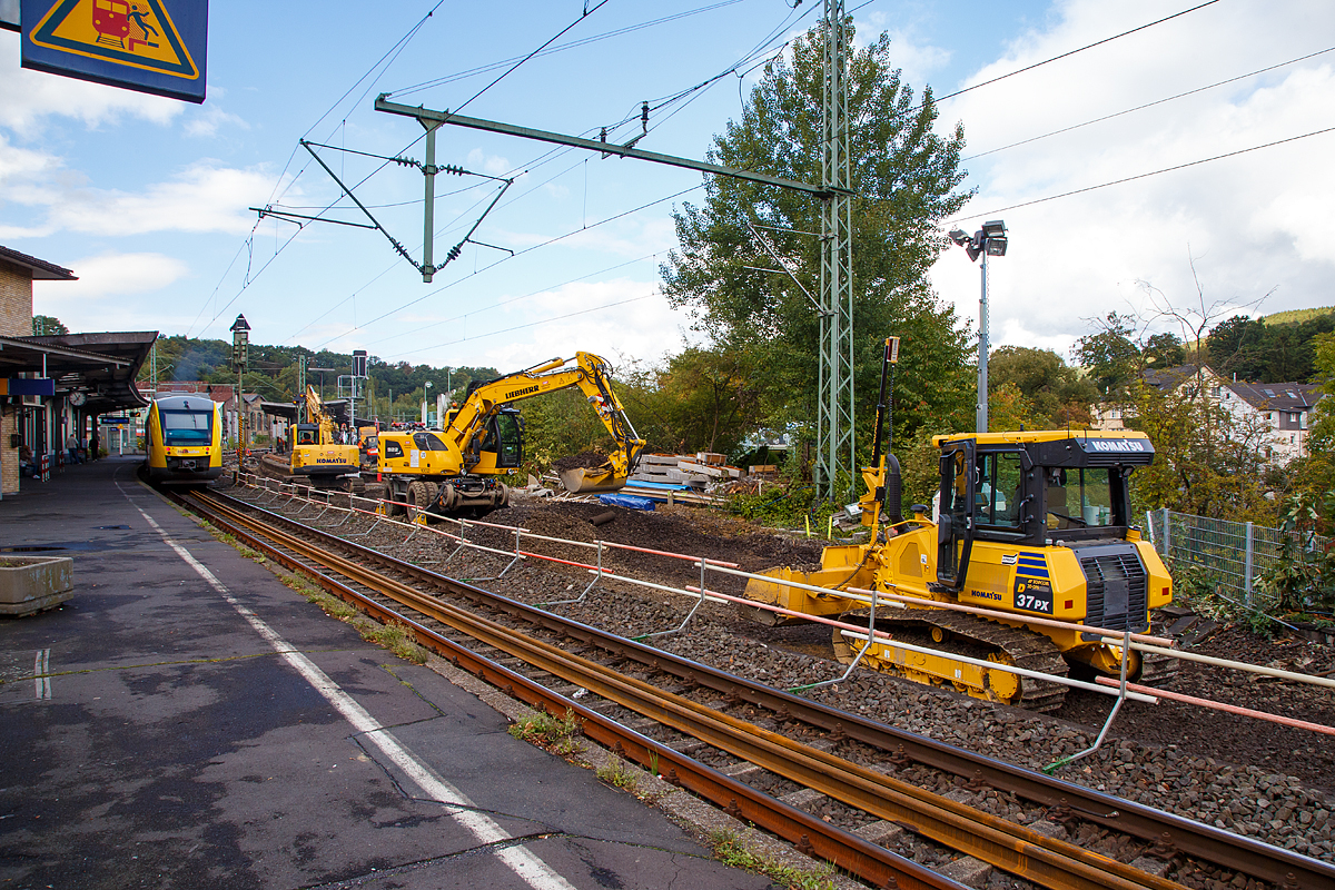 
Nun ist es endlich soweit....
Im Bahnhof Betzdorf (Sieg) werden die Gleis erneuert, zudem gibt es bald wieder das Gleis 107. Auf der Siegstrecke wird z.Z. im Bereich vom Bahnhof, nur über Gleis 105 gefahren, das Gleis 106 ist heraus nun ist noch der restliche Schotter dran. Betzdorf (Sieg) den 08.10.2016.