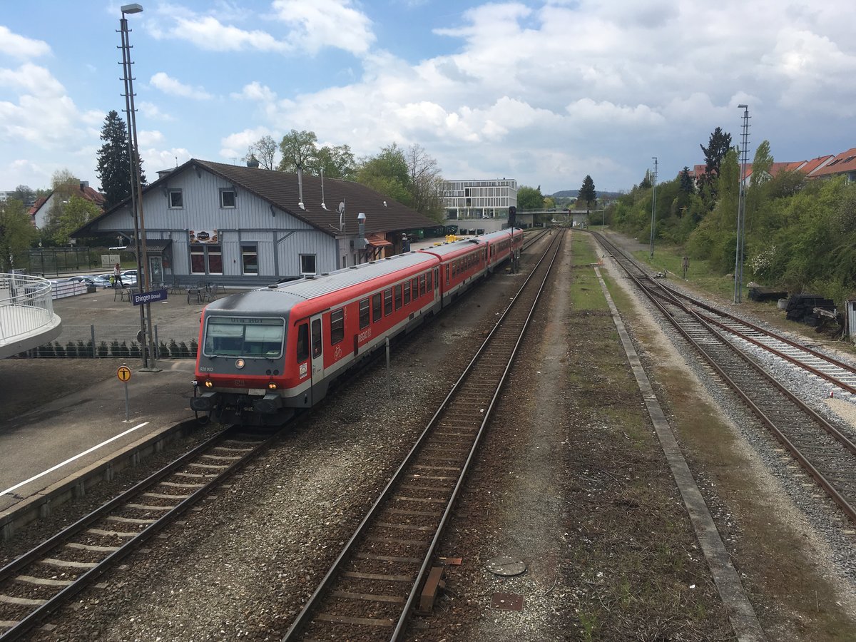 Nun ist es höchst offiziell die 218 ist wieder weg aus dem Donautal.

Den Samstagumlauf der immer mit 218 & n Wagen gefahren wurde, wurde heute von einer doppel 628 Garnitur gefahren.

628 003 + 628 564 bei der Einfahrt als Re 22341 in den Bahnhof Ehingen an der Donau.

29.04.17