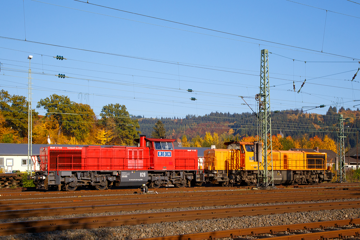
Nun geht es ans andere Ende vom Zug....
Die 275 815-9 (92 80 1275 815-9 D-KSW) eine MaK G 1206, wohl nun in KSW Diensten, ex Ruhrpott Sprinter RBH 828, und die KSW 46 der Kreisbahn Siegen-Wittgenstein (92 80 1277 807-4 D-KSW) eine Vossloh G 1700-2 BB am 27.10.2015 in Doppeltraktion beim umsetzen. Damit sie den Coil-Güterzug von Betzdorf/Sieg, über die Hellertalbahn, in Richtung Herdorf zeihen können.
