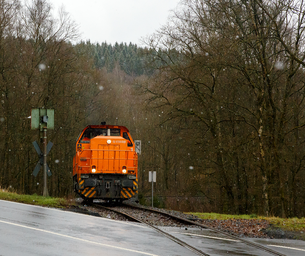 Nun geht es wieder, bei leichtem Schneefall, hinab....
Die Lok 46 (92 80 1277 807-4 D-KSW) der Kreisbahn Siegen-Wittgenstein (KSW) fährt am 15.02.2016 vom Pfannenberg (Neunkirchen-Salchendorf) wieder hinab Richtung Neunkirchen, die Fahrtrichtung muss sie nochmal wechseln, da gleich die Spitzkehre Pfannenberg folgt. 

