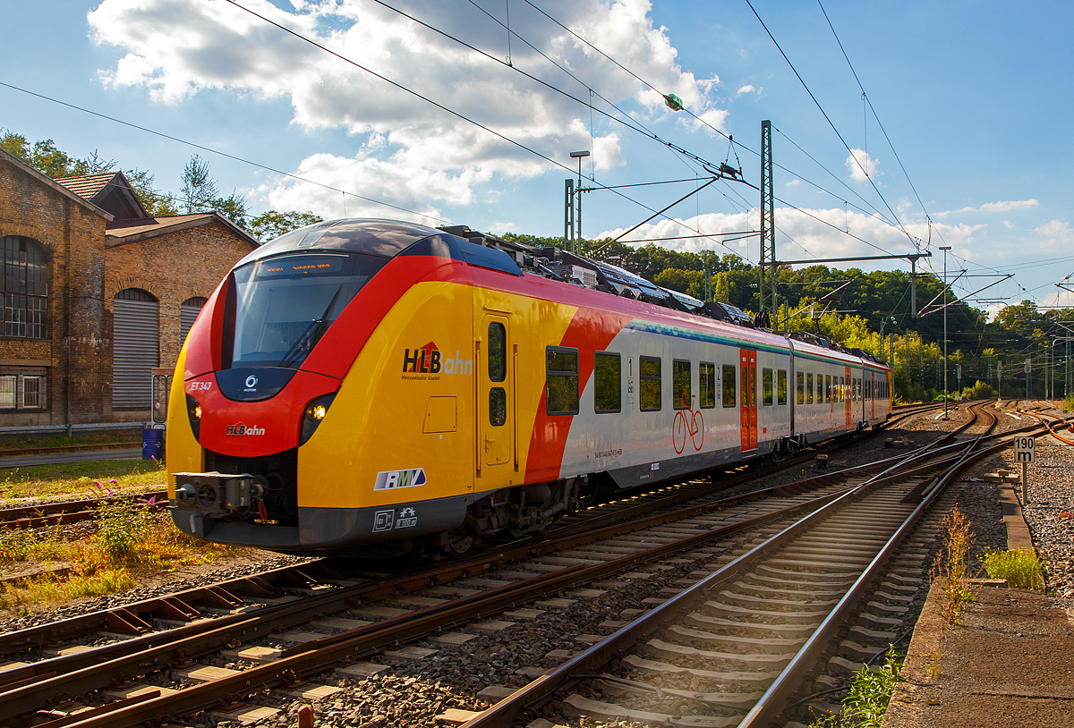 
Nun gibt es auch  Grinzekatzen  an der Sieg.....
Der ET 347 (94 80 1440 347-1 D-HEB / 94 80 1441 847-9 D-HEB / 94 80 1440 847-60D-HEB) ein dreiteiliger Alstom Coradia Continental der HLB (Hessische Landesbahn) fährt am 07.09.2020, als RB 90  Westerwald-Sieg-Bahn  Wissen/Sieg - Siegen , in Bahnhof Betzdorf/Sieg ein. Z.z ist die Strecke zwischen Wissen und Au/Sieg wegen Bauarbeiten unterbrochen, so kann auch ein ET auf der Verbindung eingesetzt werden. Für die Weiterführung über Au hinaus Richtung Altenkirchen wäre ein Dieseltriebwagen (oder Hybridtriebwagen) nötig. So gibt der Alstom Coradia Continental der HLB hier wohl nur ein kurzes Gastspiel.

Der Triebzug wurde 2018 von ALSTOM Transport Deutschland GmbH in Salzgitter unter der Fabriknummer D04 1530 007 gebaut.