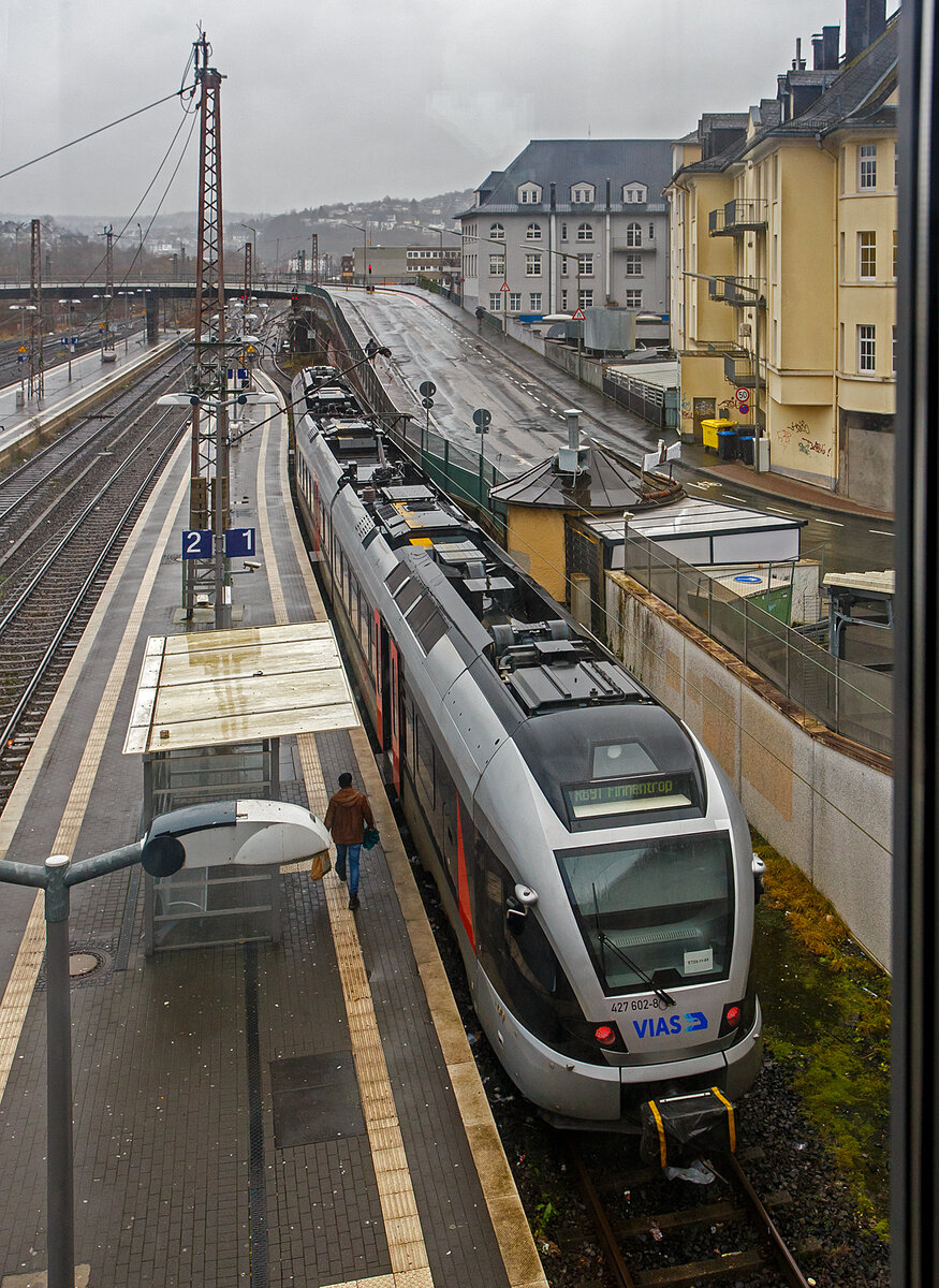 Nun mit VIAS-Logo.... 
Der (nun) VIAS Stadler FLIRT ET 23-11-03 (94 80 0427 102-9 D-VIASR / 94 80 0827 102-5 D-VIASR / 94 80 0427 602-8 D-VIASR), ex DB, ex Abellio Rail NRW ET 23 2103  Werdohl ,  ex ET 23 003, steht am 29 Dezember 2023, als RB 91  Ruhr-Sieg-Bahn  nach Finnentrop, auf Gleis 1 im Hauptbahnhof Siegen zur Abfahrt bereit. hier aus dem Lift aufgenommen.

Vom 9. Dezember 2007 bis zu seiner Insolvenz im Juli 2021 führte Abellio Rail NRW den Schienenpersonennahverkehr auf dem Ruhr-Sieg-Netz (RE 16 und RB 91) aus. Nach der Insolvenz übernahm zunächst per Direktvergabe wieder DB Regio mit dem Verkehr auf der Strecke bis Dezember 2023, seit dem Fahrplanwechsel im Dezember 2023 hat nun nach regulärer Vergabe schließlich die VIAS Rail GmbH den Schienenpersonennahverkehr (RE 16 / RB 91) bis Dezember 2034 übernommen.  VIAS Rail ist ein 100 %iges Tochterunternehmen der R.A.T.H.-Gruppe.