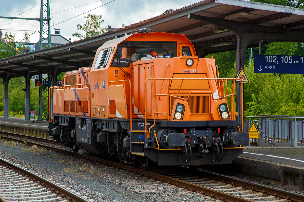 
...nun ist sie bereit zur Weiterfahrt in Richtung Köln, hat aber noch Hp0. Die an die Hering Bahnbau vermietete 261 310-7  Emma  (92 80 1261 310-7 D-NRAIL), eine Voith Gravita 10 BB der northrail GmbH, am 09.06.2020 in Betzdorf (Sieg).

Die Gravita 10 BB wurde 2012 Voith in Kiel unter der Fabriknummer L04-10011 gebaut.
