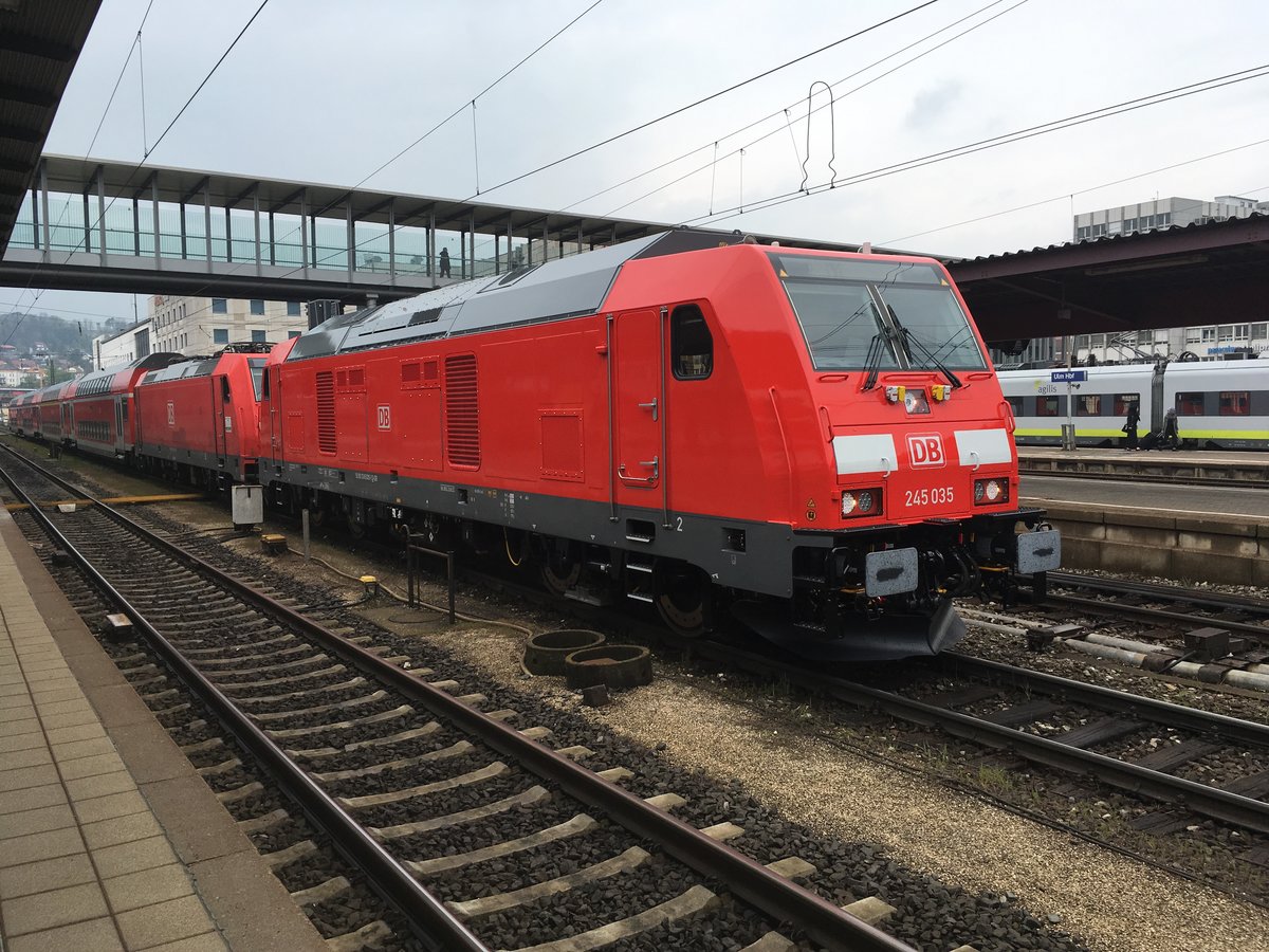 Nun sollen sie auch nach Ulm kommen um die Br 218 zu ersetzen: Die Br 245

Hier gleich mal eine Zusammensetzung, die man so auch nicht oft sehen wird:

245 035 vor 146 211 und 4 DoSto Wagen warten in Ulm auf freie Fahrt.


 