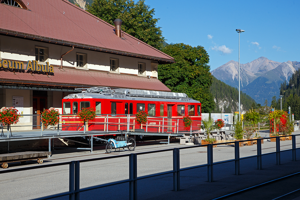 Nun steht er im B�ndnerland, vor dem Bahnmuseum Albula in Berg�n/Bravuogn.....
Der RhB-Triebwagen BDe 4/4 Nr. 491, ex Misoxerbahn, steht am 06.09.2021 vor dem Bahnmuseum Albula beim Bf Berg�n/Bravuogn (aufgenommen aus dem Zug heraus).

Der RhB BDe 4/4 - 491 war der einzige fabrikneu durch die Rh�tische Bahn f�r die Misoxerbahn bzw. Misoxerlinie  beschaffte Triebwagen (Baujahr 1958 von SWS und BBC) und lehnte sich technisch an die �hnlichen, ein Jahr zuvor f�r die 2400 Volt-Gleichstrom Strecke Chur - Arosa beschafften Triebwagen ABDe 4/4 Nr. 481-486 an. Die Misoxerbahn war eine ehemalige meterspurige Schmalspurbahn in den Schweizer Kantonen Tessin und Graub�nden. Die 31,3 Kilometer lange Strecke f�hrte von der Tessiner Kantonshauptstadt Bellinzona durch die B�ndner Talschaft Misox nach Mesocco. Er�ffnet wurde die Strecke 1907 von der Societ� Ferrovia elettrica Bellinzona–Mesocco (BM), das 1942 in der RhB aufging. Bereits 1972 wurde der Personenverkehr eingestellt, 2003 auch der G�terverkehr. Bis 2013 wurde auf dem verbliebenen 12,7 Kilometer langen Restst�ck durch die Societ� Esercizio Ferroviario Turistico (SEFT) ein touristischer Museumsbahnbetrieb aufrechterhalten und die Eisenbahn als Ferrovia Mesolcinese (FM) bezeichnet. 

Seither war der Triebwagen gemeinsam mit einigen weiteren ex RhB- und ex BA-Fahrzeugen im Depot in einer fr�heren Fabrikhalle in Grono abgestellt. Aufgrund der nun anstehenden Aufl�sung der Museums-Sammlung der SEFT in Grono wurden f�r die Fahrzeuge neue Standorte gesucht und f�r den BDe 4/4 Nr. 491 ein Platz beim ALBULA-Bahnmuseum in Berg�n gefunden. In der Folge wurde er auf der Stra�e von Grono via San Bernardino-Tunnel nach Landquart in die RhB-Haupt-Werkst�tte �berstellt, wo er eine �u�ere Aufarbeitung mit Neulackierung im Stil der 80er-Jahre erhalten hat. Er sieht nun wieder so aus, wie er 1980 die HW-Landquart schon einmal verlassen hatte. Am 9.Juni 2021 wurde er im Rahmen einer Sonderfahrt tags�ber, gezogen von einer Diesellok und erstmalig auf Stammnetz-Gleisen nach Thusis und nachts dann weiter nach Berg�n �berstellt. Dort wird er k�nftig an die einstige, vom restlichen RhB-Netz isolierte, fr�here Misoxer-Bahn weiter erinnern.

Hier wird er in den kommenden Monaten vor dem Eingang des Museums aufgestellt bleiben und als „GROTTO 491“ seine fr�here Heimat, das B�ndner S�dtal Misox vertreten. Zu einem sp�teren Zeitpunkt soll der Triebwagen auf das fr�her von dem Rh�tisches Krokodil RhB Ge 6/6 I 407 genutzte Gleis unterhalb des Museums neben der Bahnhofs-Zufahrt aufgestellt werden, wo er sich dann k�nftig noch besser pr�sentieren wird und auch frei Fotografieren l�sst.

TECHNISCHE DATEN der BDe 4/4:
Anzahl: 1
Hersteller: SWS, BBC
Baujahre: 1958
Spurweite: 1.000 mm (Meterspur)
Achsformel: Bo’Bo’
L�nge �ber Puffer: 	17.770 mm
Gesamtradstand: 13.950 mm
Dienstgewicht: 41 t
H�chstgeschwindigkeit: 	65 km/h
Stundenleistung: 677 kW
Anfahrzugkraft: 129 kN
Stundenzugkraft: 62 kN bei 39,5 km/h
Stromsystem: 	1500 Volt DC (Gleichstrom)
Anzahl der Fahrmotoren: 4
�bersetzungsverh�ltnis: 1:4,83
Sitzpl�tze (2.Klasse): 16 und 4 Klappsitze
Ladefl�che: 11 m�
