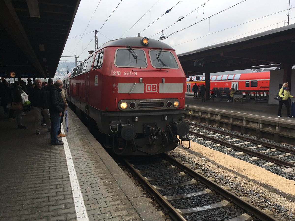 Nun ist der Tag wieder gekommen...
... der offiziell letzte Einsatztag der Br 218 mit n Wagen im Donautal (28.04.17)

Seit Februar war die Br 218 mit 3 n Wagen wieder im Donautal unterwegs bis heute den 28.04.17 durfte sie uns wieder beehren.

Hier zu sehen als Re 22336 bei der Bereitstellung in Ulm am 28.04.17

Wir nehmen Abschied und hoffen auf baldiges Wiedersehen.