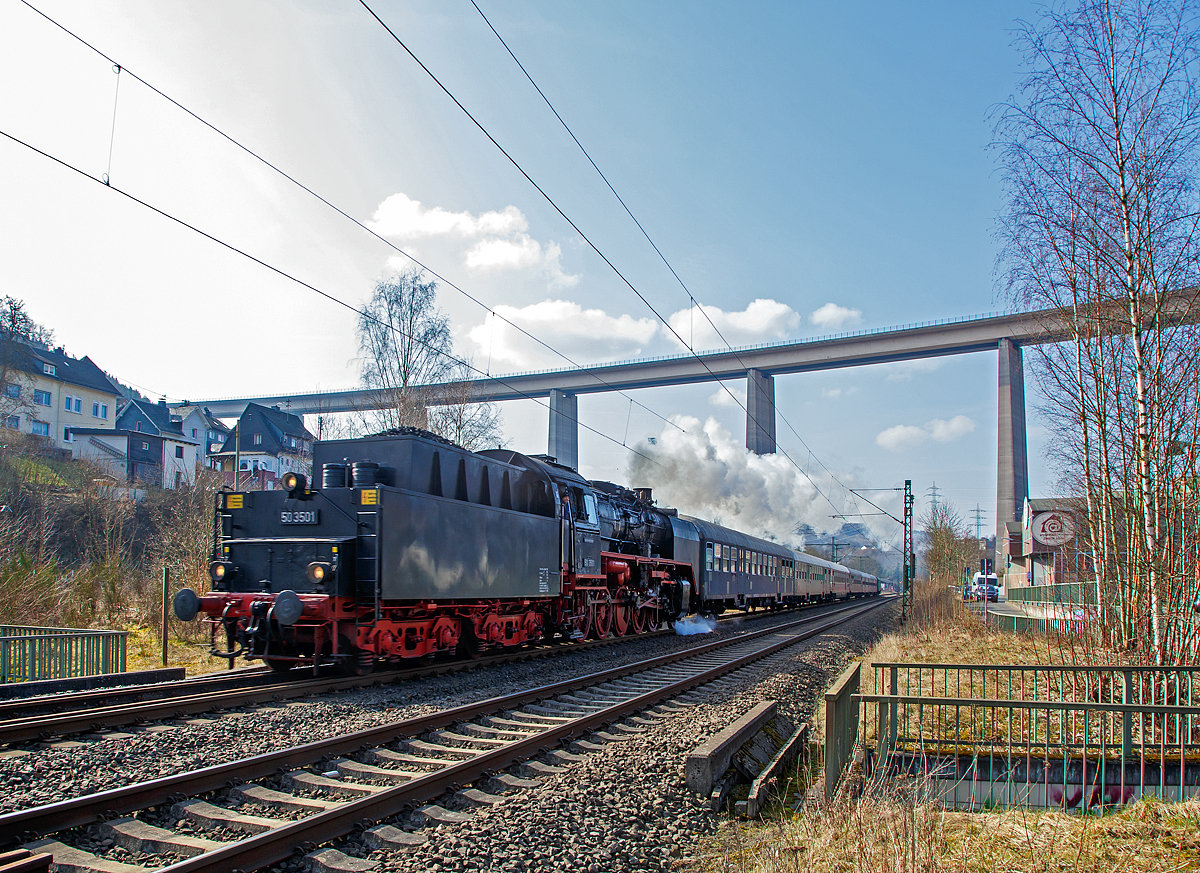 
Nun Tender voraus...
Die 50 3501-9 des Meininger Dampflokwerkes, ex DR 50 3501-9, ex DR 50 380, fährt am 25.03.2018 mit einem Dampfsonderzug der Eisenbahnfreunde Treysa e.V. (Jubiläumsfahrt - Rundfahrt über Siegen) über die Siegstrecke nach Siegen. Hier durchfährt der Zug Eiserfeld, im Hintergrund die 105 m hohe Siegtalbrücke der A45 (Sauerlandlinie).