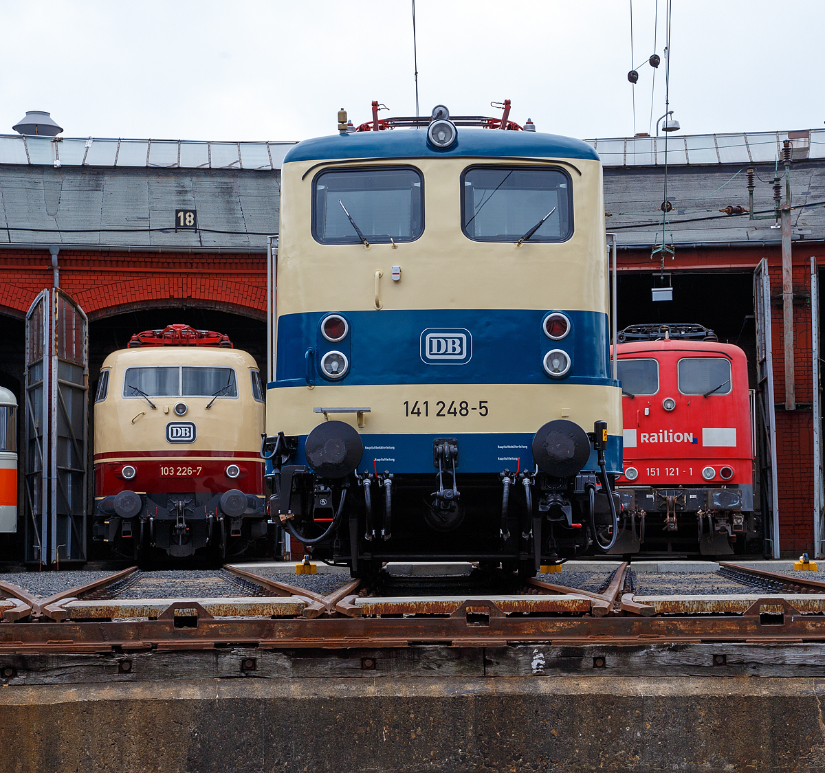 
Nun wieder in der blau/beige Sonderlackierung des  Karlsruher Zuges , diesen trug sie von 1977 bis 2000...........
Die 141 248-5, ex DB E 41 248, wird am 20.08.2016 beim Lokschuppenfest vom Südwestfälischen Eisenbahnmuseums in Siegen vor dem Ringlokschuppen präsentiert. Nach nun nach 16 Jahren in „Verkehrsrot“ wieder  in der Sonderlackierung des  Karlsruher Zuges , so war sie früher auch sehr oft auf der Ruhr-Sieg und der Dill-Strecke zu sehen. Sie war auch die einzige in dieser Versuchslackierung zum Karlsruher Wendezug (grün-beige), diesen trug sie 1977 bis 2000.
 
Die Lok wurde 1963 von Henschel unter der Fabriknummer 30451 gebaut, der elektr. Teil von Brown, Boveri & Cie AG (BBC). Im Jahr 2003 wurde sie z-gestellt, heute ist sie Eigentum vom DB-Museum Nürnberg und eine Leihgabe an das Südwestfälisches Eisembahnmuseum (Bw Siegen).

Von 1977 bis 1995 war der  Knallfrosch“ dem BW Hagen-Eckesey zugeteilt, im Januar 1977 erhielt sie den asymmetrischen S-Bahn-Versuchslack, der der allgemeinen ozeanblau-beigen Farbgebung ähnelt. Die Lok sollte immer mit der gleichen Seite an einem mit blauen Fensterband umgerüsteten Versuchszug der BD Essen aus umgebauten Silberlingwagen für den S-Bahn-Verkehr am Zug hängen, damit Lok und Wagen farblich harmonierten. Dieser Zug, der sogenannte „Karlsruher Zug“, war der Prototyp für die bis heute zahlreich eingesetzten S-Bahn-Züge, gebildet aus Lokomotiven der Baureihen 111 bzw. 143 und drei bis fünf x-Wagen.