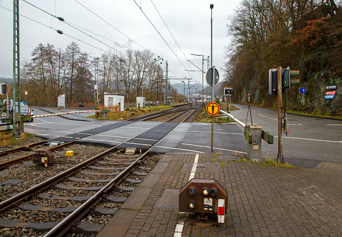 Nun zeigt das Schutzsignal - Signal Sh 1 „Fahrverbot aufgehoben.“ - an einem niedrigstehenden Lichtsperrsignal (Schotterzwerg), beim Bahnhof Scheuerfeld (Sieg), Gleis 411 (Fahrtrichtung Betzdorf), kurz vor dem Bahnübergang Bü Km 79,720, hier am 18.01.2022. 

Die Schranke am Bü ist nun auch geschlossen und Zugfahrten sind möglich. Links an dem Schutzsignal von Gleis 412 sieht man auch sehr gut warum diese Zwergsignale auch  Schotterzwerg  genannt werden, es sitzt am Schotter auf.