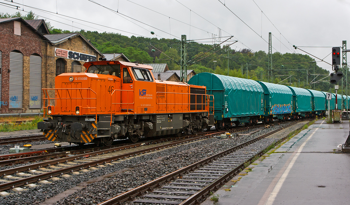 
Nun zieht die Lok 46 (277 807-4) der Kreisbahn Siegen-Wittgenstein (KSW) einem Coilgüterzug am 08.07.2014 von Betzdorf/Sieg in Richtung Herdorf.

Die Vossloh G 1700-2 BB (eingestellt als 92 80 1277 807-4 D-KSW) wurde 2008 unter der Fabrik-Nr. 5001680 gebaut.