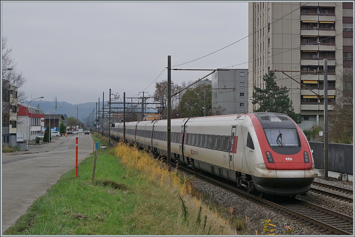 Nur 10 Minuten am Bahndamm gestanden... Zuerst kam der ICN 500 025  Xavier Stockmar  als IC5 518 von Zürich nach Genève Aéroport unterwegs und zwischen Grenchen Süd und Lengnau fotografiert.

11. November 2020
