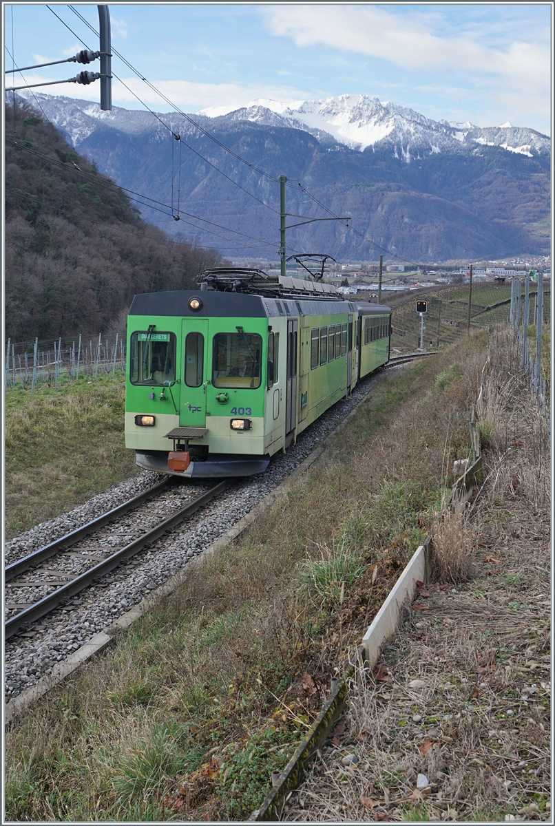 Oberhalb von Aigle, beim Einvorfahrsignal von Aigle Château ist der TPC ASD BDe 4/4 403 mit dem Bt 431 (ex BLT) als R71 auf dem Weg von Aigle nach Les Diablerets. 

4. Jan. 2024