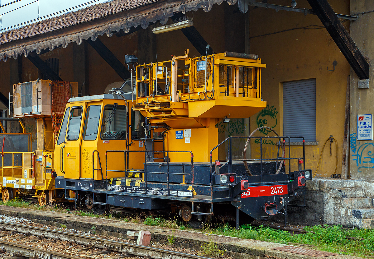 Oberleitungsinstandhaltungs-Fahrzeug S 45 2473 (F E ASP MI 2473 A) der Rete Ferroviaria Italiana (RFI), die Betriebsgesellschaft für den Bereich Schienennetz und Eisenbahninfrastruktur der FS, angestellt am 02.11.2019 beim Bahnhof Sondrio (dt. Sünders).

Gebaut wurde das Fahrzeug 1988 von der SAEM S.P.A. in Rom.

Technische Daten:
Spurweite: 1.435 mm
Achsanzahl: 2
Länge über Puffer: 7.300 mm
Achsabstand: 4.000 mm
Höchstgeschwindigkeit: 55 km/h
Eigengewicht: 12.000 kg
Nutzlast: 2.000 kg Max.
Belastung der Hebebühne: 600 kg
