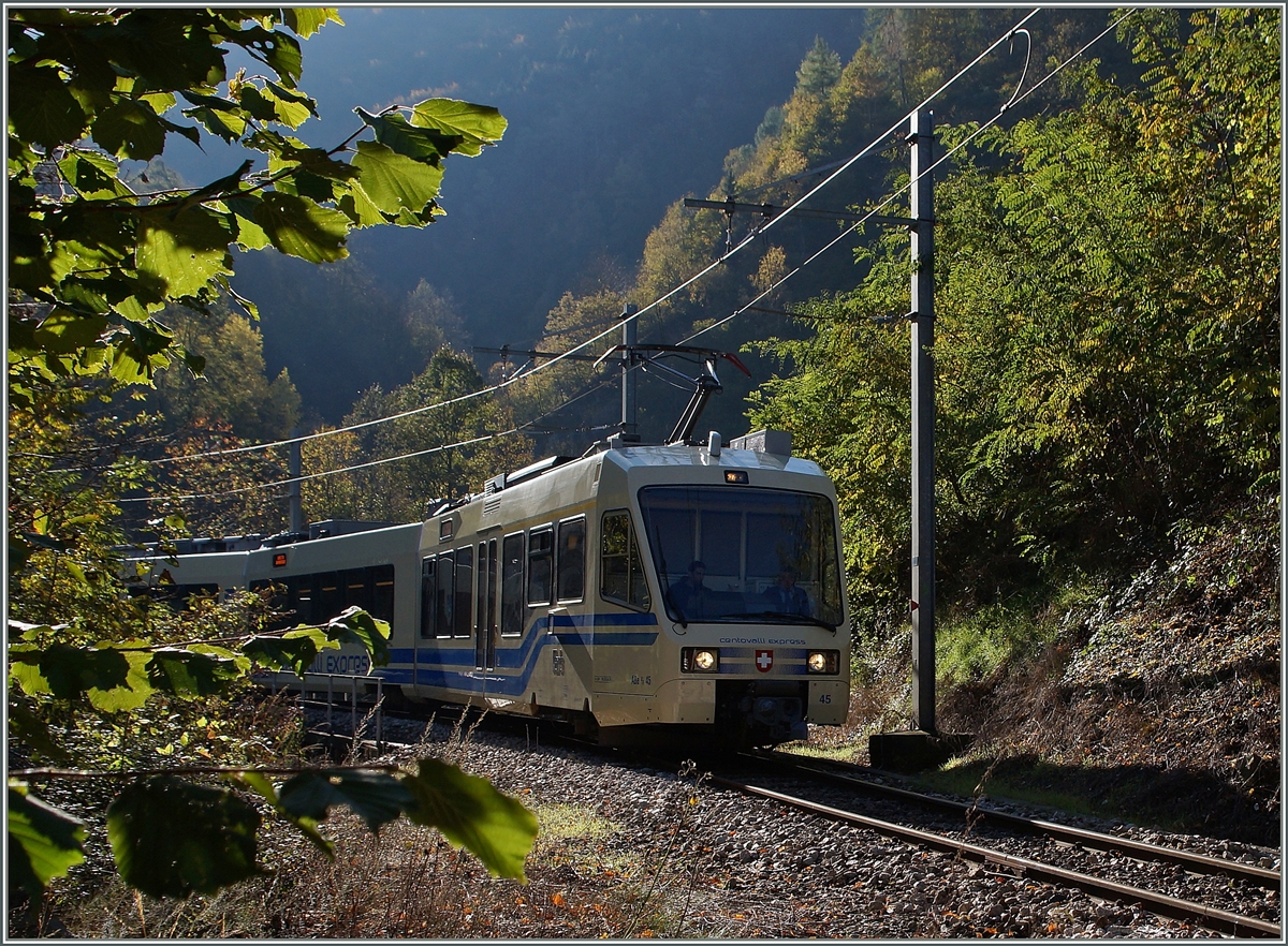 Obwohl vom 13.10 bis 13.12.2014 bei der SSIF der Nebensasion Fahrplan gilt, konnte ich doch bei Verigo in f�nf sehr kurzweiligen Stunden elf Z�ge fotografieren: 
Hier taucht der erste Zug im Gegenlicht auf: Unmittelbar nach dem Rio Graglia Viadukt f�hrt der FART ABe 4/8 45 als Centovall Express D 34 CEX von Locarno Richtung Domossolla. 
31. Okt. 2014