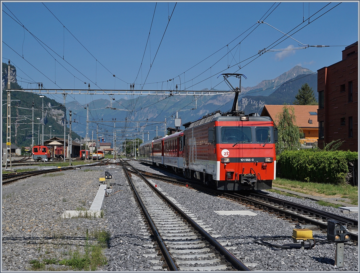 Obwohl die  Adler  inzwischen den gesamten  Fernverkehr  zwischen Interlaken und Luzern �bernommen haben, kommt hin und wie trotzdem noch eine HGe 4/4 mit einem Verst�rkungszug (z.b f�r Gruppen) zum Einsatz, so wie hier die HGe 4/4 101 960-0 in Meiringen mit ihrem Verst�rkungszug Luzern - Interlaken. 

30. Juni 2018