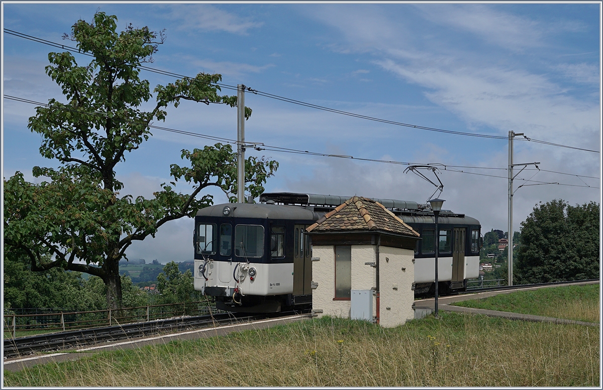 Obwohl als Leermaterialzug unterwegs nach Chernex, legte der MOB Be 4/4 1006 (ex Bipperlisi) in Châtelard VD einen kurzen (Foto?)- Halt ein. 

12. August 2019