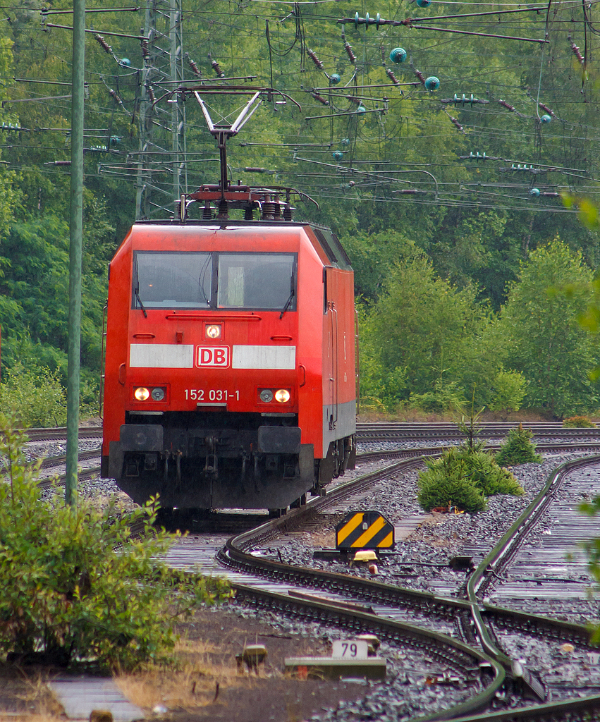 
Obwohl es heute regnete, musste ich einfach zum abschalten an die Strecke....
Die 152 031-1 der DB Schenker Rail Deutschland AG steht nun wieder für die Heimfahrt, am 08.07.2014 in Betzdorf/Sieg bereit. Zuvor hatte sie einen Coilzug nach Betzdorf gebracht.

Die Siemens ES 64 F wurde 1998 bei Krauss-Maffei in München unter der Fabriknummer 20158 gebaut. Sie hat die NVR-Nummer 91 80 6152 031-1 D-DB und die EBA-Nummer EBA 96Q15A 035.