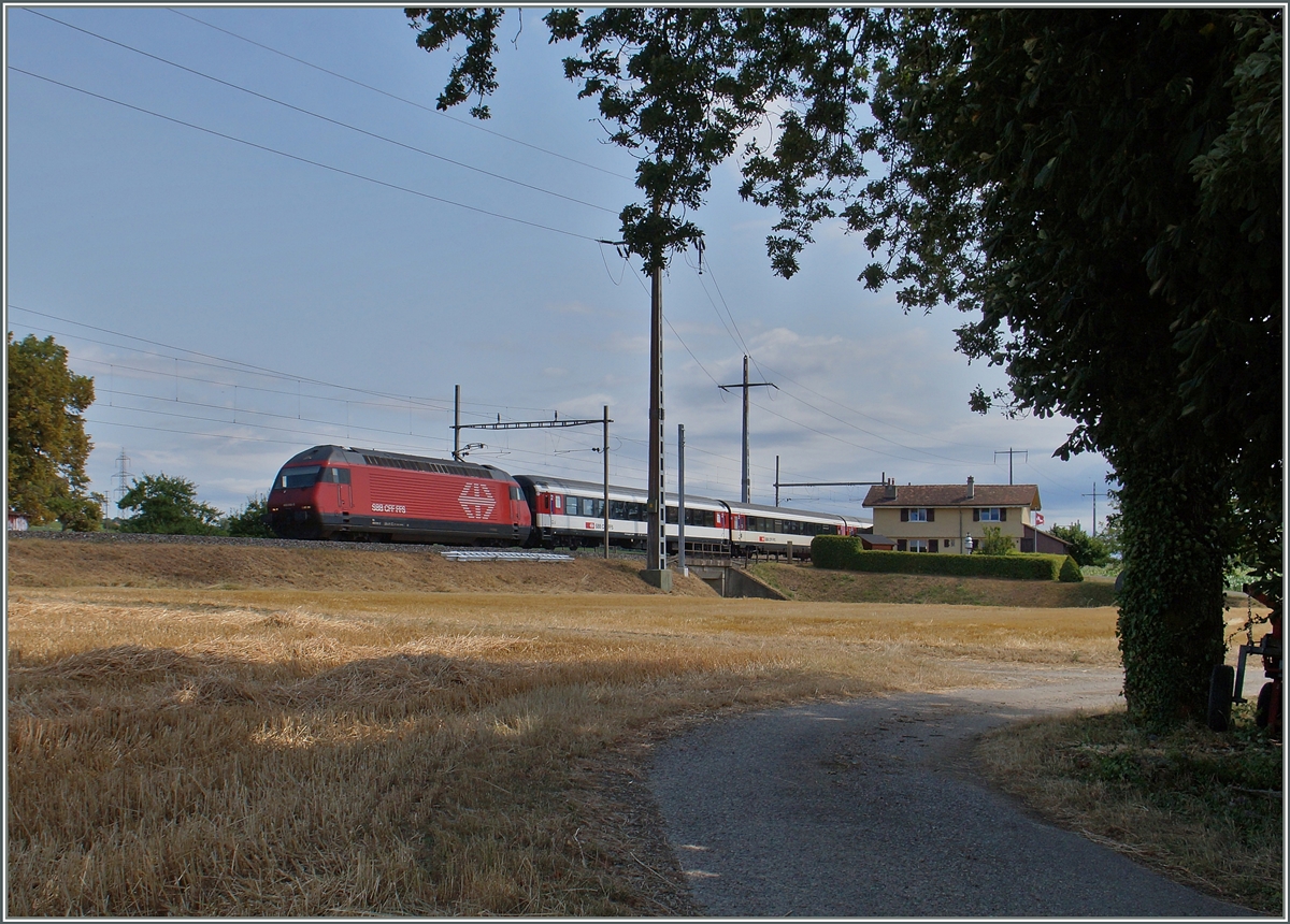 Obwohl eine Unterführung den Bahnübergang ersetzt hat, steht das typisch Bahnwärterhäuschen nach wie vor an seiner Stelle, als eine RE 460 mit ihrem IR dem Weg nach Genève daran vorbeifährt.
Allaman, den 8. Juli 2015