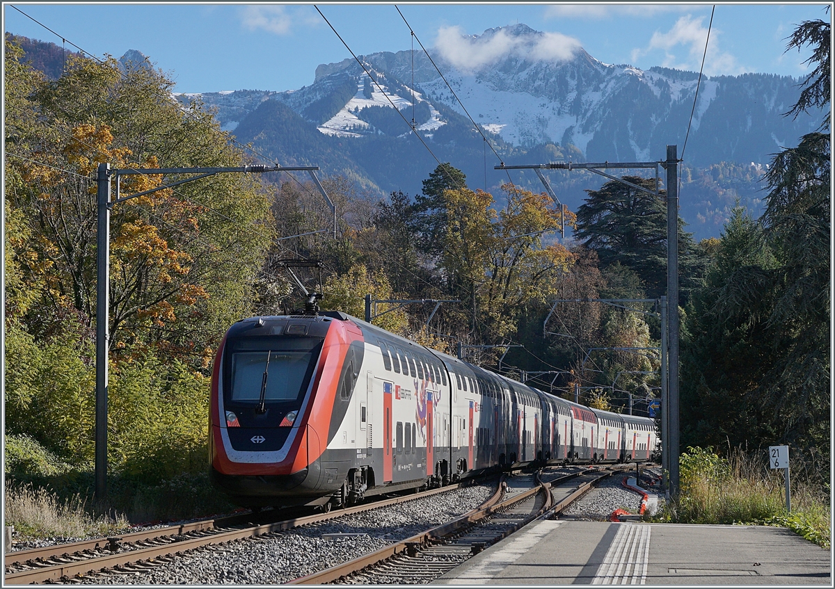 Obwohl in Villeneuve gebaut, sind die Twidexx Züge auf der Simplonstrecke eher selten und wenn mal einer zu sehen ist, dann auf Probe- oder Überführungsfahrt, wie hier dieser SBB RABe 502 bei der Durchfahrt in Burier in Richtung Villeneuve.

8. November 2021