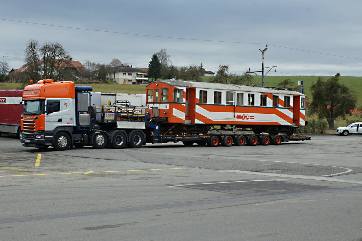 OC/Travys/B.M.K.: Von der Schweiz in die Märkische Schweiz. 
Der OC Triebwagen BDe 4/4 13 mit Baujahr 1920, der viele Jahre auf der westschweizer Bahnlinie zwischen Orbe und Chavornay hin und her pendelte, wird nun von der Museumsbahn Buckower Kleinbahn übernommen. Nach der Ausrangierung bei Travys bereicherte die Nummer 13 einige Jahre die interessante Fahrzeugsammlung des Bahn Museums Kerzers das per 31. März 2017 aufgelöst wird.  Am 21. Februar 2017 wurde der OC BDe 4/4 13 in Kallnach auf einen polnischen Lastenzug verladen und für die lange Reise in Richtung Berlin fit gemacht. Unterstützt wurde dieses Projekt durch das SWS Museum Schlieren. 
Grosses Glück brachte diesem seltenen Triebwagen mit der Betriebsnummer 13, ausgerüstet für den Betrieb mit Gleichstrom 700 V, die Unglückszahl 13.
Neben diesem Triebwagen finden noch weitere Fahrzeuge des B.M.K. den Weg nach Deutschland und in die Tschechei, wo sie von der drohenden Verschrottung gerettet werden.
Nach dem erfolgreichen Verlad steht der interessante Lastenzug in Kallnach zur Abfahrt bereit.  
Foto: Walter Ruetsch 



