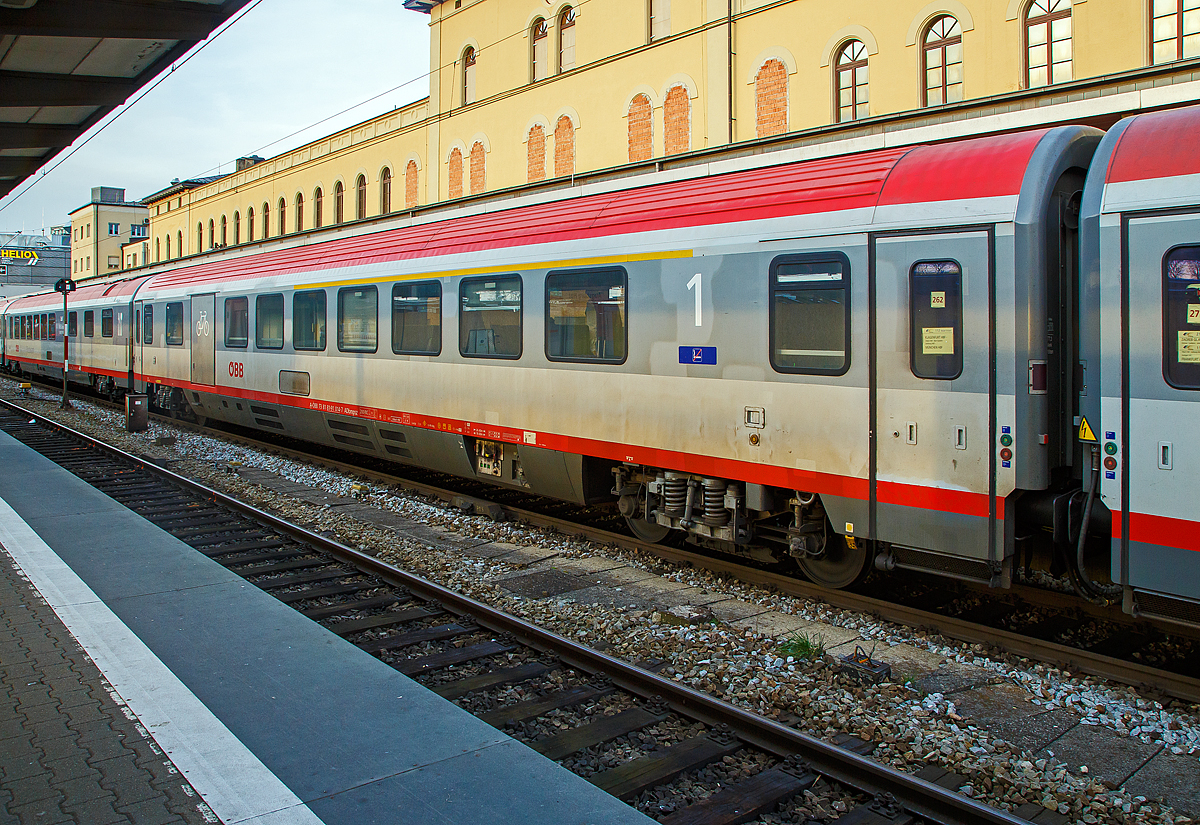 ÖBB 1. Klasse Großraumwagen mit Gepäck- und Fahrradabteil der Bauart ADbmpsz 73, (modernisierter Eurofima-Wagen), A-ÖBB 73 81 81-91 014-7 ADbmpsz eingereiht als Wagen 262 in den EC 112 „Blauer Enzian“ (Klagenfurt Hbf - Frankfurt am Main Hbf) am 08.02.2020 beim Halt im Hauptbahnhof Augsburg. Der Wagen hat an jeder Seite zusätzlich eine breite Fahrradtür.

TECHNISCHE DATEN: 
Spurweite: 1.435 mm 
Länge über Puffer:  26 400 mm
Drehzapfenabstand:  19.000 mm
Achsstand:  21.500 mm
Achsstand im Drehgestell:  2.500 mm
Drehgestellbauart: Minden-Deutz 522
Leergewicht: 49 t
Höchstgeschwindigkeit:  200 km/h
Sitzplätze: 27 (1.Klasse)
Abteile: 1 Großraum
Dienstabteil: 1
Toiletten: 1 (Rollstuhlgerecht, geschlossenes System)
