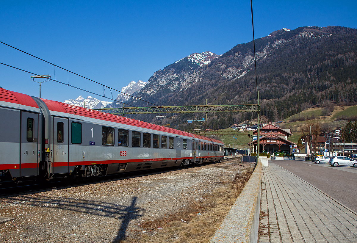 ÖBB 1. Klasse Großraumwagen mit Gepäck- und Fahrradabteil der Bauart ADbmpsz 73, (modernisierter Eurofima-Wagen), A-ÖBB 73 81 81-91 014-7 ADbmpsz eingereiht als Wagen 262 in den EC 1281München - Venedig Santa Lucia bei der Zugdurchfahrt am 27.03.2022 im Bahnhof Gossensaß (I). Der Wagen hat an jeder Seite zusätzlich eine breite Fahrradtür.

TECHNISCHE DATEN:
Hersteller: TS-Werk Simmering
Spurweite: 1.435 mm
Länge über Puffer: 26 400 mm
Drehzapfenabstand: 19.000 mm
Achsstand: 21.500 mm
Achsstand im Drehgestell: 2.500 mm
Drehgestellbauart: Minden-Deutz 522
Leergewicht: 49 t
Höchstgeschwindigkeit: 200 km/h
Sitzplätze: 27 (1.Klasse)
Abteile: 1 Großraum
Dienstabteil: 1
Toiletten: 1 (Rollstuhlgerecht, geschlossenes System)
