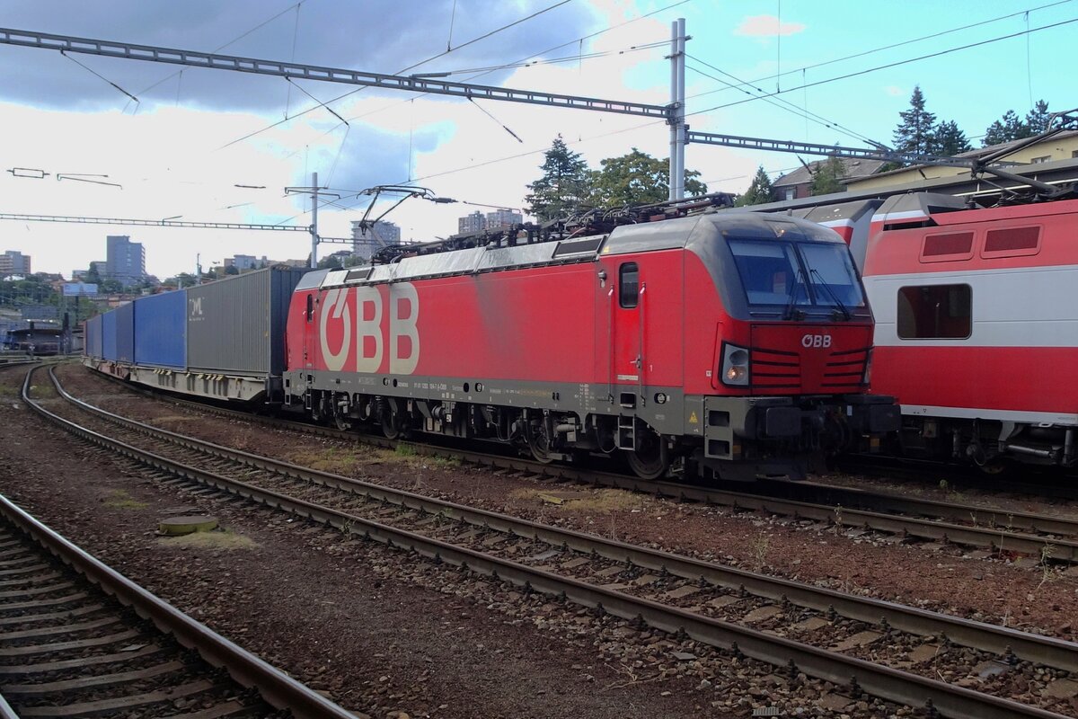 ÖBB 1293 194 zieht am 25 Juni 2022 ein KLV durch Bratislava hl.st.