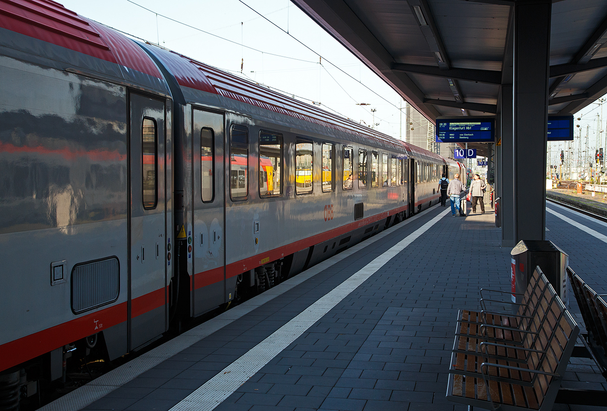 ÖBB 2. Klasse Großraumwagen der Bauart Amz 73, A-ÖBB 73 81 19-91 505-1 Amz, als Wagen Nr. 275 eingereiht in den EC 113 „Blauer Enzian“ (Frankfurt am Main Hbf - Klagenfurt Hbf) als Kurswagen des  EC 213 „Mimara“ nach Zagreb, am 04.06.2019 im Hbf Frankfurt am Main. 

Diese vierachsigen 2. Klasse Eurofima-Wagen (UIC-Typ Z1) sind seit 1991 bei den OBB in Betrieb und werden für den Fernverkehr auf allen europäischen Normalspurstrecken eingesetzt. Die Wagen wurden zwischen 2002 und 2008 modernisiert und sind Druckertüchtigt.

TECHNISCHE DATEN: 
Hersteller: Jenbacher Werke oder SGP Simmering (Anfang der 1990er)
Spurweite: 1.435 mm 
Länge über Puffer:  26 400 mm
Drehzapfenabstand:  19.000 mm
Achsstand:  21.500 mm
Achsstand im Drehgestell:  2.500 mm
Drehgestellbauart: SGP-300 R
Leergewicht: ca. 50 t
Höchstgeschwindigkeit:  200 km/h
Sitzplätze: 46 in der 1. Klasse
Abteile:  9 vollklimatisierte 6er-Abteile
Toiletten: 2 (geschlossenes System)
Bremse: O-PR-Mg
