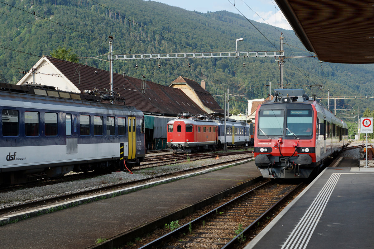 OeBB: Bahnhof Balsthal am 11. Juli 2016. Erkennbar sind der neue 3-teilige DOMONO mit einfahrendem Regionalzug, Re 4/4 I 10016 mit NPZ Motorwagen und der RBe 540 074-2 dsf-koblenz, ehemals OeBB RBe 4/4 206/SBB.
Foto: Walter Ruetsch   