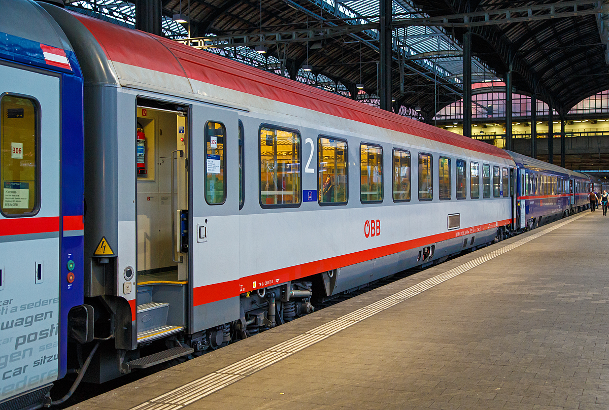 
ÖBB Bmz-Abteilwagen, A-ÖBB 61 81 21-90 551-6, eingereiht im ÖBB Nightjet (NJ40470 / NJ 470) am 21.05.2018 im Bahnhof Basel SBB.

Der Reisezugwagen ein druckertüchtigter Eurofima-Wagen der 1981 durch SGP Simmering gebaut wurde (ursprünglich als Bmz 51 81 21-70  551 ausgeliefert und einer von 67 Wagen die zwischen 2004 - 2008 modernisiert wurden (Upgrading-Programm).

TECHNISCHE DATEN:
Spurweite: 1.435 mm
Länge über Puffer: 26.400 mm
Drehzapfenabstand: 19.000 mm
Achsstand (Drehgestell): 2.500 mm 
Wagenkastenbreite: 2.825 mm
Dachhöhe: 4.050 mm
Drehgestelle: Bauart Minden-Deutz MD 52
Raddurchmesser: 920 mm (neu)
Abteillänge: 1.883 mm 
Abteilbreite: 1.880 mm
Gangbreite: 785 mm
Gewicht: 48 t
Höchstgeschwindigkeit: 200 km/h
Sitzplätze: 66
