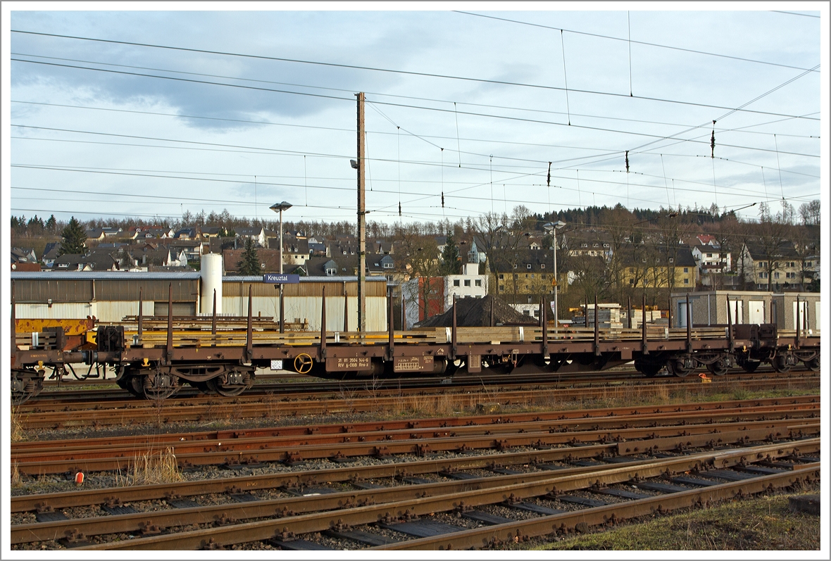 �BB-Drehgestellflachwagen mit vier Rads�tzen, mit Rungen und Stirnwandklappen, der Gattung Rns-z, Typ 3504, Betriebsnummer 31 81 3504 144-6 A-�BB, mit Stahlblechen beladen abgestellt am 21.12.2013 in Kreuztal.

Technische Daten:
Achsanzahl: 4
L�nge �ber Puffer: 22.370 mm
L�nge der Ladefl�che: 21.000 mm
Eigengewicht: 22.700 kg
Lastgrenze bei Streckenklasse D: 65,5 t
