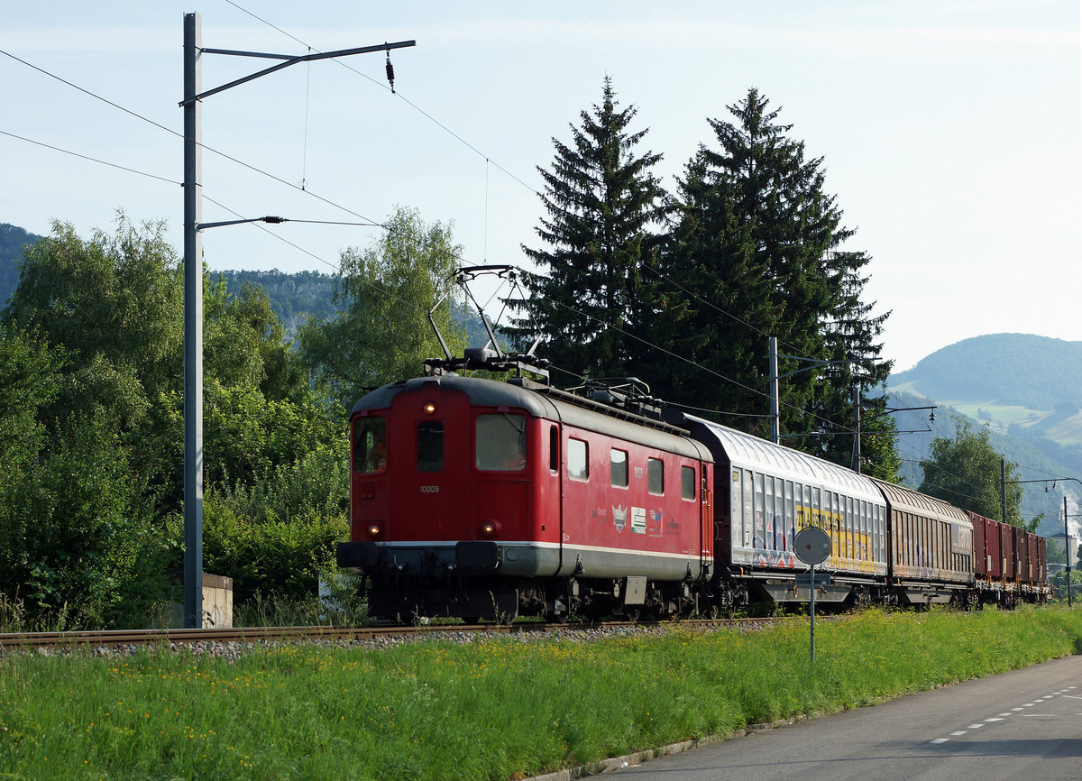 OeBB: Re 4/4 I 10009 mit gemischter Güterlast -was sehr selten vorkommt- bei Balsthal am 11. Juli 2016.
Foto: Walter Ruetsch