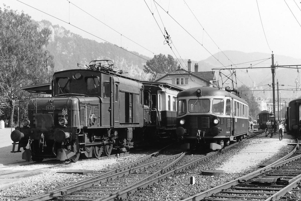 OeBB: Seltene Begegnung in Balsthal im September 1983 zwischen dem ausfahrenden Regionalzug nach Oensingen mit dem Be 2/4 201, 1935 (ehemals BLS Ce 2/4 721) und der Krokodillok De 6/6 15301 aus dem Jahre 1926 (ehemals SBB). Von dieser ehemaligen SBB Lokomotive, die vorwiegend auf der Seetalstrecke im Einsatz stand, wurden nur drei St�ck (15301-15303) gebaut. Die De 6/6 15301 stand nach der Ausrangierung bei der SBB noch einige Jahre bei der OeBB f�r den G�terkehr sowie f�r Sonderz�ge im Einsatz.
Foto: Walter Ruetsch


