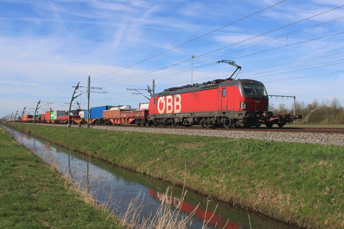 ÖBB/RCA 1293 187 meldet sich mit der LIinz-KLV Pendelzug in Valburg am 14 März 2024. Die LOinzer KLV werden zwischen Linz und Duisburg von ÖBB-Vectronen selbst befördert; zwischen Duisburg und Kijfhoek ist KRE von die Partie, aber ÖBB hat angefangen, die Linzer KLV die ganze Fahrt selbst zu ziehen. 
