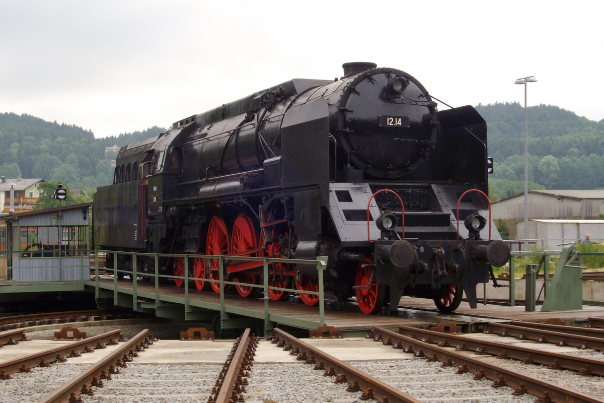 �GEG 12.14 steht am 31 Mai 2009 auf die Drehscheibe ins Lokpark Ampflwang.