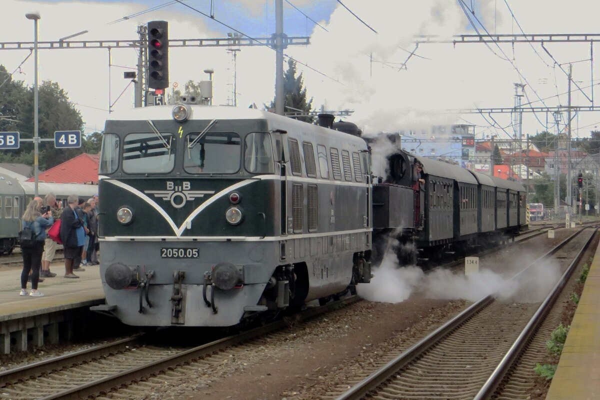 ÖGEG 2050.05 setzt sich vor die 77.28 und der Sonderzug für die Rückfahrt nach Ampflwang über Ceske Budejovice und LInz; Benesov u Prahy, 11 September 2022.