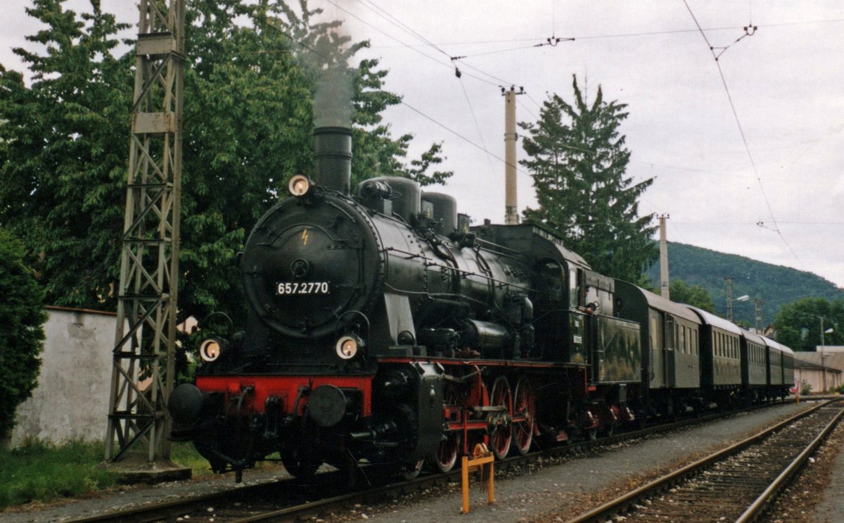 �GEG 657.2770 steht am leider grauen 30.Mai 2004 in Salzburg-Itzling w�hrend ein Bahnhofsfest. Die �GEG hatten in 2004 noch nicht deren Lokpark in Ampflwang bezogen.