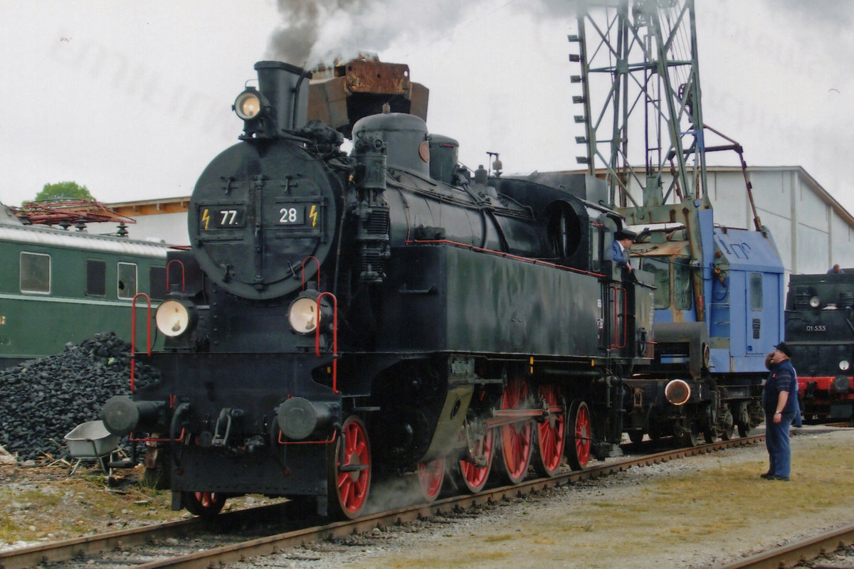 �GEG 77.28 bekommt neue Kohle ins Bw von Ampflwang am 30 Mai 2009.