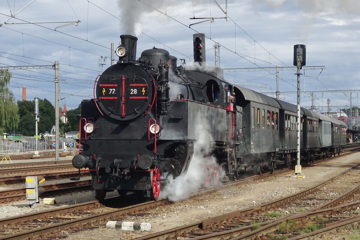 ÖGEG 77.28 verlässt Benesov u Ptrahy am 10 September 2022. Das Bild wurde vom offenbarer Parkplatz gemacht.