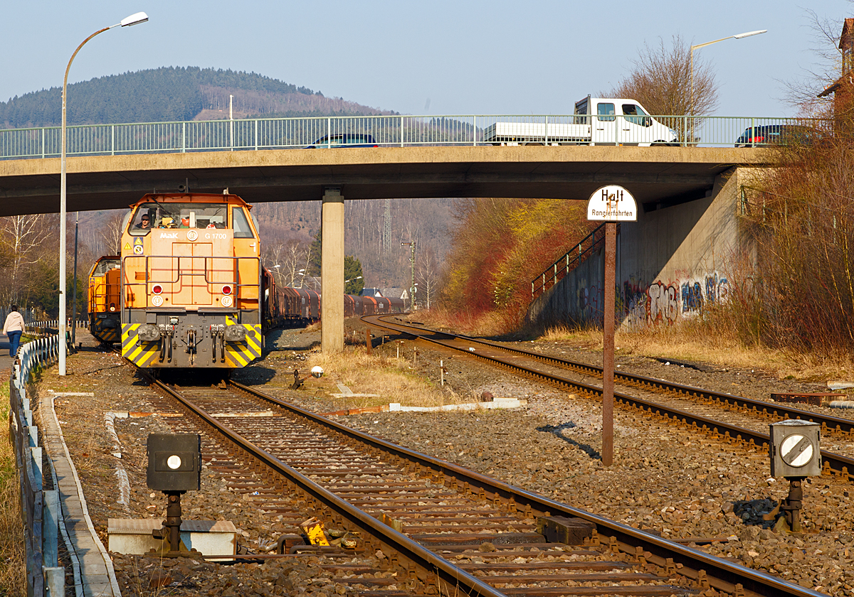 Offene Gleissperre hier an der Anschlu�stelle zum KSW-Gleis (Betriebsst�tte Freien Grunder Eisenbahn) in Herdorf am 20.03.2015. 

Rechts ist die Hellertalbahn (KBS 462), einst eine zweigleisige Hauptbahn zwischen Betzdorf und Haiger (eigentlich sogar K�ln-Deutz und Gie�en).
