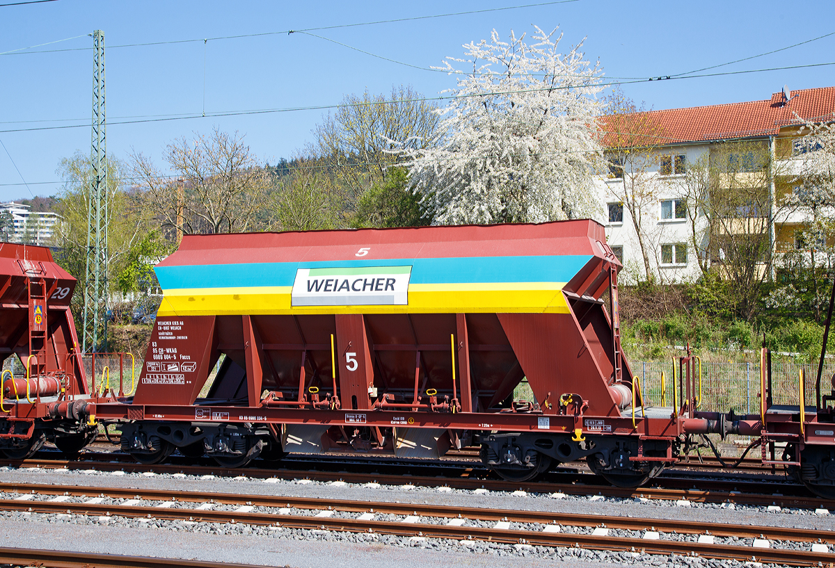 Offener 4-achsiger Drehgestell-Sch�ttgutwagen mit dosierbarer Schwerkraftentladung und vier Rads�tzen, 83 85 6989 804-5 CH-WKAG, Gattung Faccs, der Weiacher Kies AG, CH-8187 Weiach, (Wagen 5), abgestellt im Zugverband am 09.04.2017 in Marburg an der Lahn.

Technische Daten: 
Hersteller: JOSEF MEYER Rail AG (CH-Rheinfelden)
Spurweite: 1.435 mm
Achsanzahl: 4 (in 2 Drehgestellen)
L�nge �ber Puffer: 12.000 mm
Drehzapfenabstand: 7.200 mm
Achsabstand im Drehgestell: 1.800 mm
Laderaum: 42 m�
Maximales Ladegewicht: 59,4 t (ab Streckenklasse C)
Eigengewicht: 20.550 kg
H�chstgeschwindigkeit: 100 km/h
Bremse: O-GP-A

